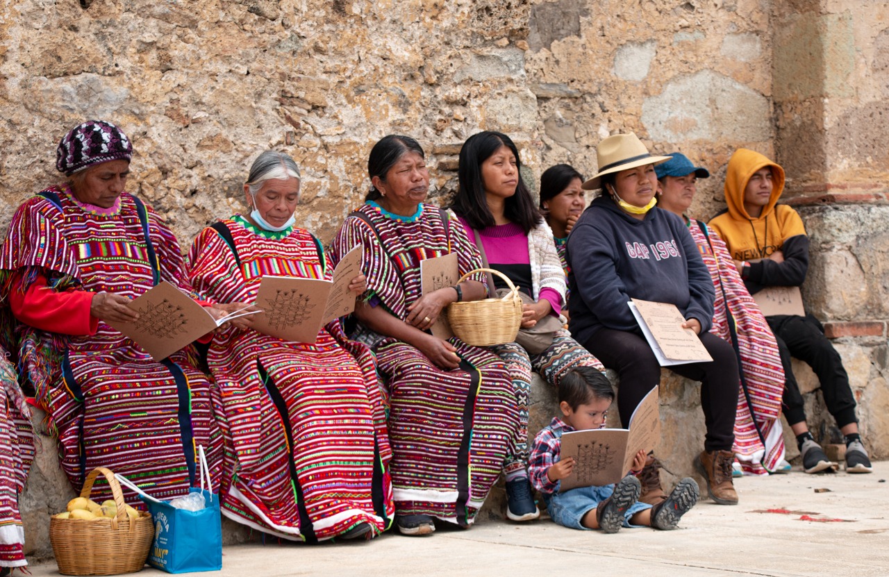 Con 4 libros de cuentos en lengua triqui, conmemoran Día de los Pueblos Indígenas en la Mixteca de Oaxaca. Foto: Juana García EL UNIVERSAL