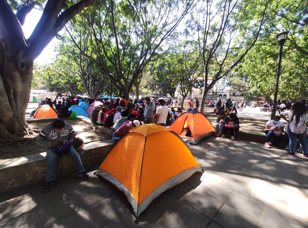 Normalistas instalan plantón en zócalo de Oaxaca para exigir plazas; se han contratado a 2 mil 577 egresados: IEEPO