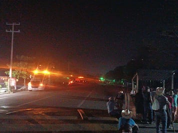 Cumple 24 horas el bloqueo de pobladores de San Juan Mazatlán Mixe a la carretera Transístmica  