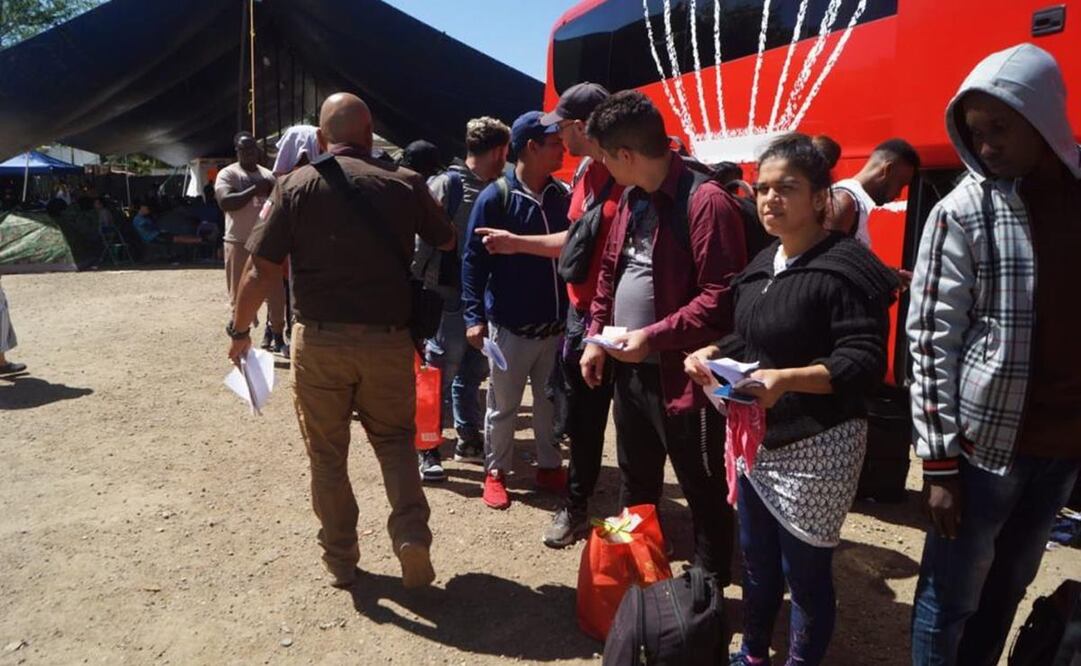 Policía Estatal de Oaxaca entrega a 18 extranjeros al INM; hay un detenido. Foto: Edwin Hernández