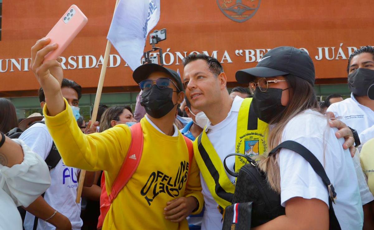 Por primera vez en décadas, alumnos de la UABJO arropan a un gobernador; Murat encabeza megatequio