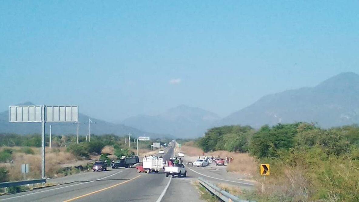 Con bloqueo de vía federal en el Istmo de Oaxaca, exigen reconocimiento de agente municipal. Foto: Cortesía