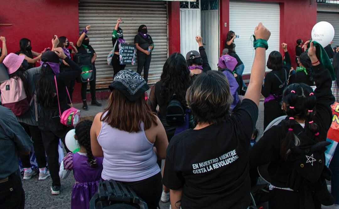 Manifestantes visitaron la casa de la saxofonista María Elena Ríos Ortiz, víctima en 2019 de un intento de feminicidio tras un ataque con ácido. Foto: Juana García