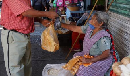 Quedarse en casa, lujo que 1.5 millones de oaxaqueños en la informalidad no se puede dar