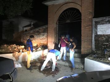 Denuncian que médico realiza necropsia en la vía pública de Jamiltepec