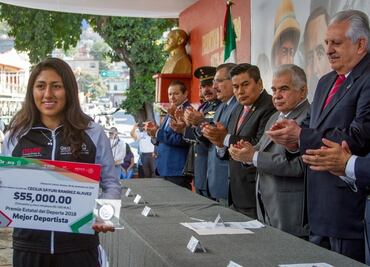 Galardonan a triatleta Cecilia Ramírez con Premio Estatal del Deporte