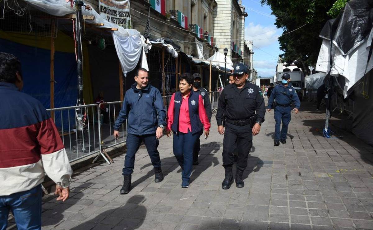 Tras diálogo con organizaciones, liberan zócalo de Oaxaca y lo alistan para ceremonia del Grito