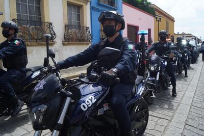 Entregan 17 patrullas y 10 motos a policía municipal de Oaxaca; habrá gasolina para recorridos, promete edil