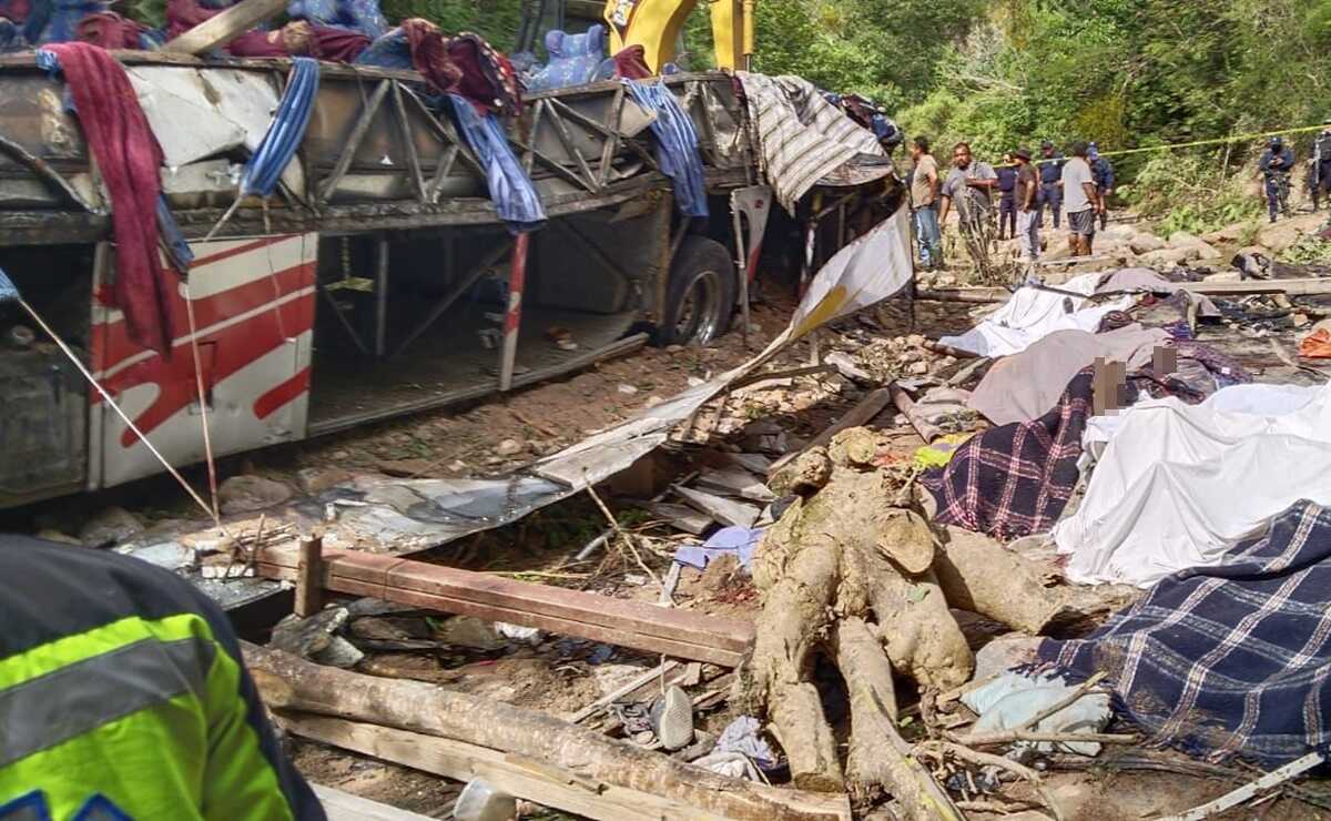 Empresa dueña de autobús que volcó en Oaxaca sólo contaba con permiso para transporte turístico. Foto: Especial