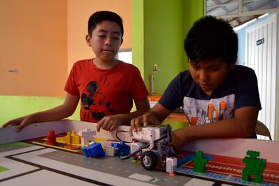 Jóvenes cumplen sueños gracias a la educación robótica