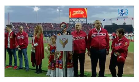 AMLO recibe abucheos “de la porra fifí” en inauguración del estadio de Diablos