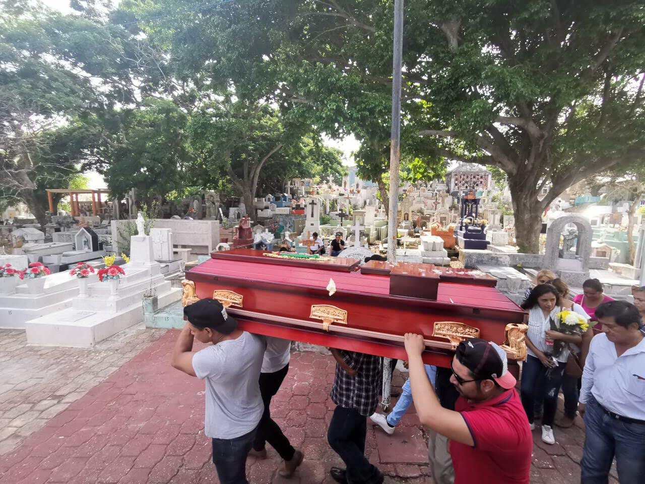 Con aplausos y música sepultan a 8 de las 29 víctimas de Coatzacoalcos