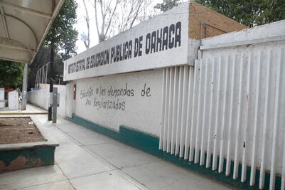 Proveedores de uniformes cerca del colapso por deuda de 160 mdp