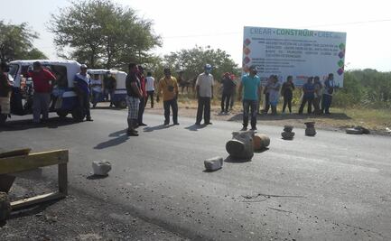 Con bloqueos carreteros, exigen proyectos para comunidades que cruzará el Transístmico