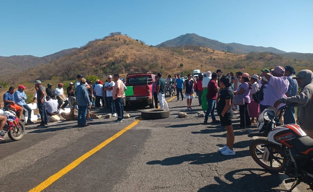 Productores de ajonjolí bloquean la carretera costera 200 en Oaxaca. Foto: Especial