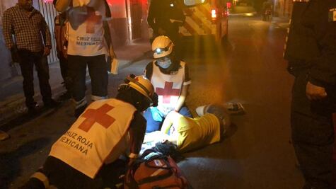 Golpean y tiran a una mujer en calle del centro de la ciudad de Oaxaca
