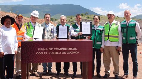 AMLO firma acuerdo para concluir carretera Oaxaca Costa en 2022