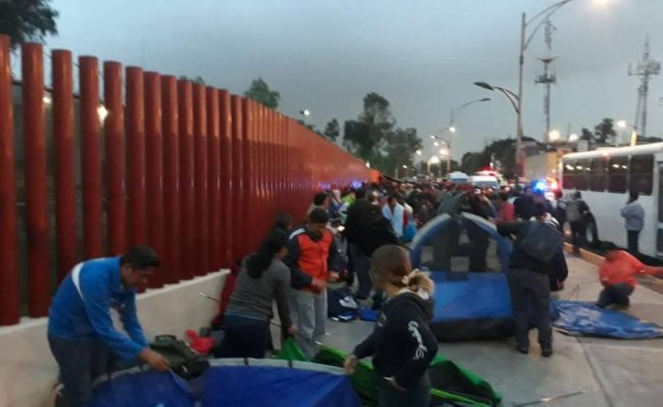 Integrantes de la CNTE acampan afuera de la Cámara de Diputados