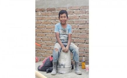 Universidad ofrece beca a niño albañil que sueña con ser arquitecto