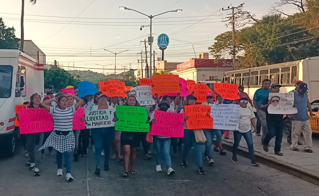 Pobladores realizaron una marcha en Salina Cruz en apoyo a Mauricio Valdivieso. Fotos: Especiales