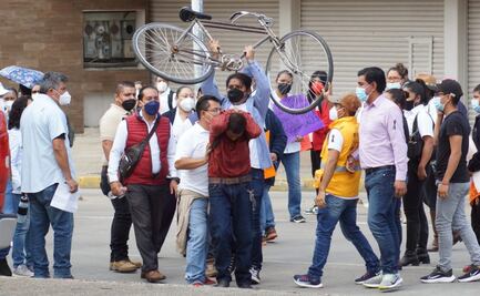 Protestan trabajadores de la Salud de Oaxaca contra despidos “injustificados” de empleados eventuales