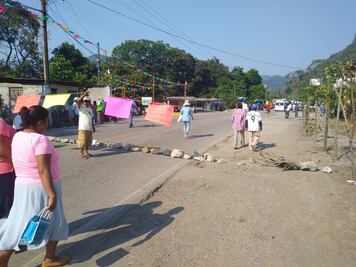 Pobladores bloquean vía federal en la Cuenca; exigen recursos