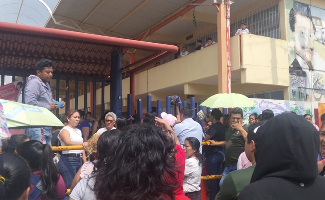 Padres de familia de la primaria "20 de noviembre" exigen destitución de directora. Foto: Cortesía