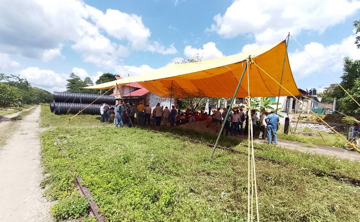 Campesinos de Mogoñé inconformes con indemnización bloquean vías del Tren Transístmico en Oaxaca. Foto: Especial