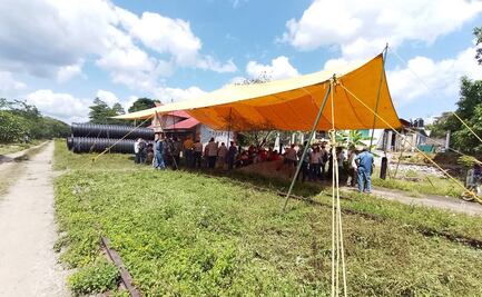 Campesinos de Mogoñé inconformes con indemnización bloquean vías del Tren Transístmico en Oaxaca