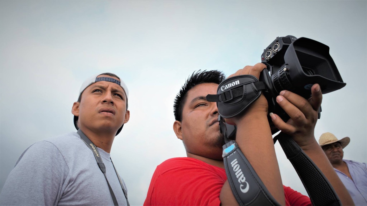 Joven documentalista de Juchitán gana beca de cine patrocinada por Guillermo del Toro