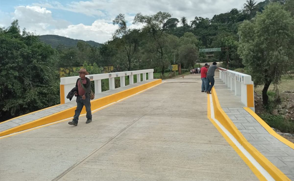 Con tequio, comunidades de Oaxaca reconstruyen puente que colapsó por lluvias; recursos federales nunca llegaron. Fotos: Especiales