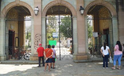 Dedican Las Mañanitas a las madres afuera del Panteón General de Oaxaca, cerrado por daños tras sismo