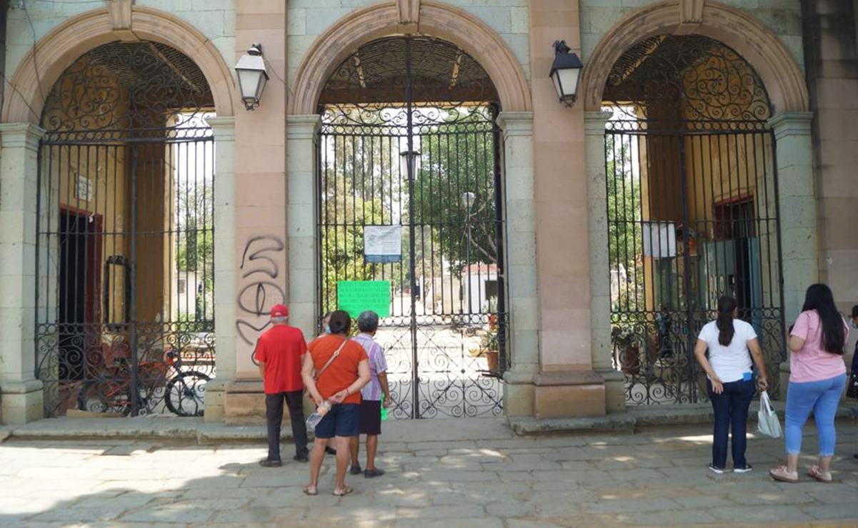 Dedican Las Mañanitas a las madres afuera del Panteón General de Oaxaca, cerrado por daños tras sismo