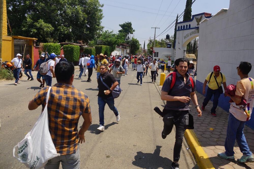 Gobierno de Oaxaca identifica a agresores de maestros en bloqueo del aeropuerto. Foto: Edwin Hernández