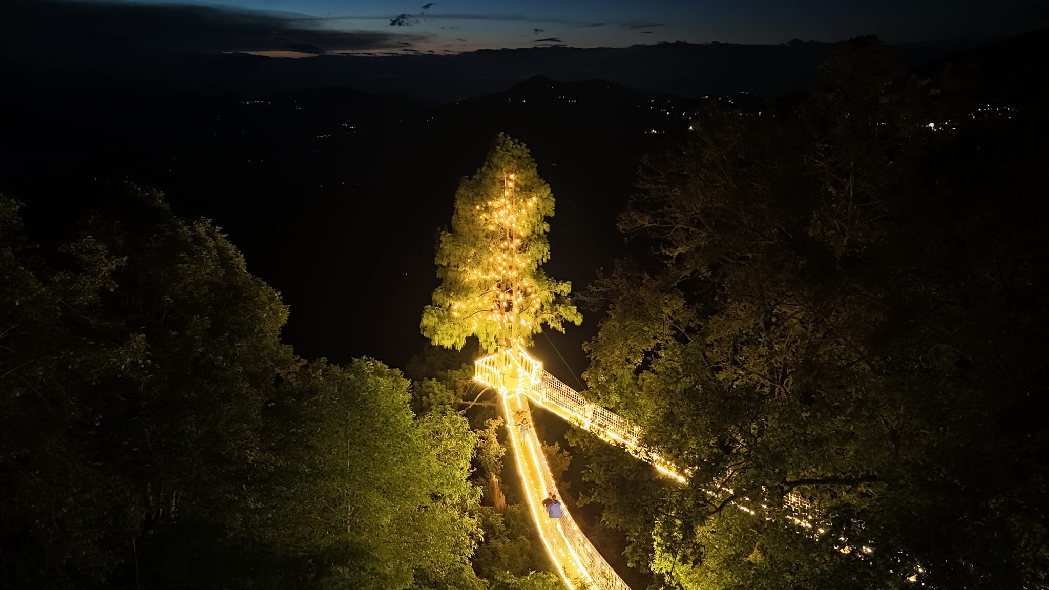Puente iluminado en Oaxaca. Foto: Restaurant Itoo - Benzaa Ecoresort