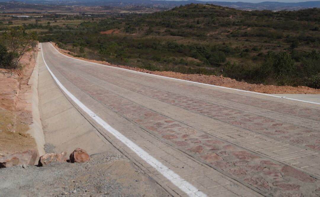 AMLO entrega al gobierno de Oaxaca control de 4 mil mdp para programa de caminos artesanales. Fotos: Edwin Hernández