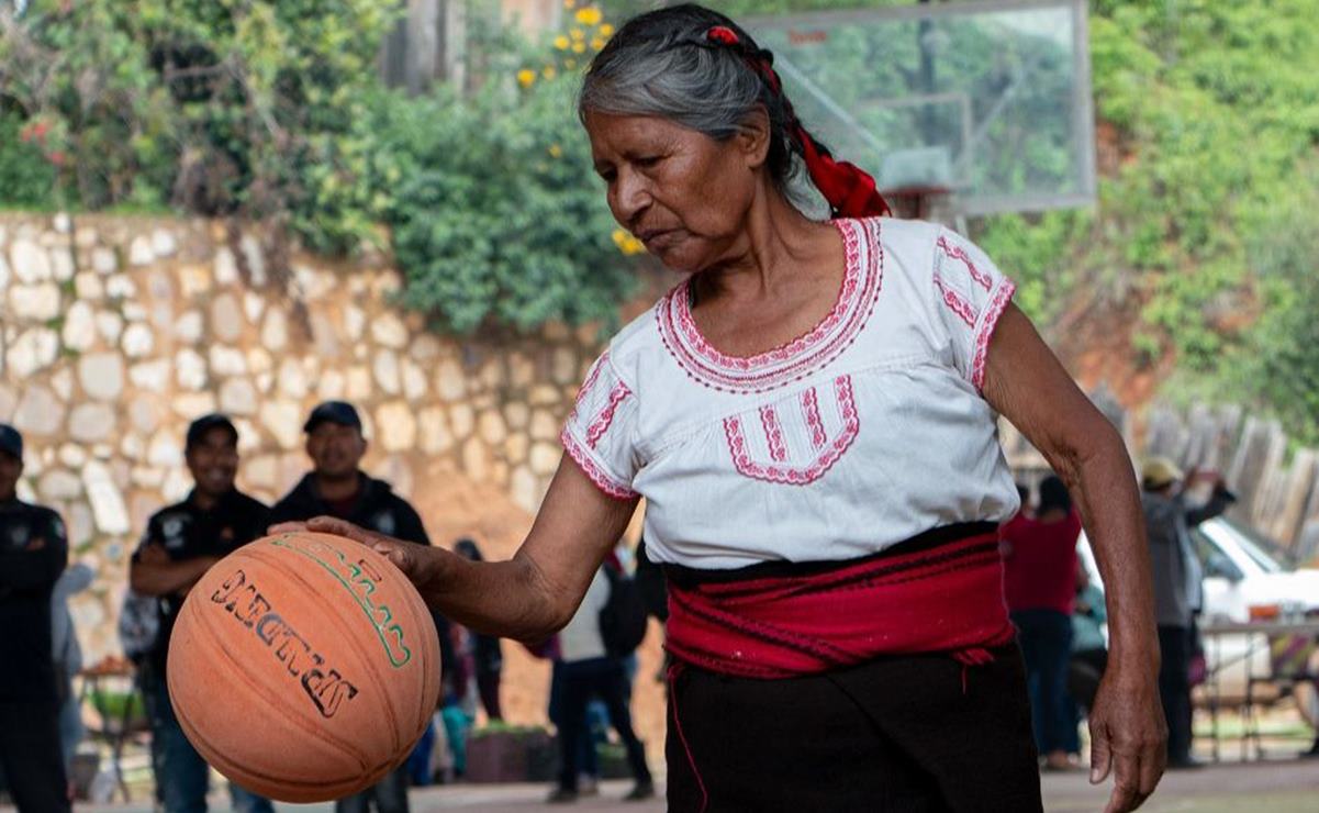 Ella es Andrea García, artesana y jugadora de básquetbol que a sus 70 años rompe barreras en la Mixteca de Oaxaca
