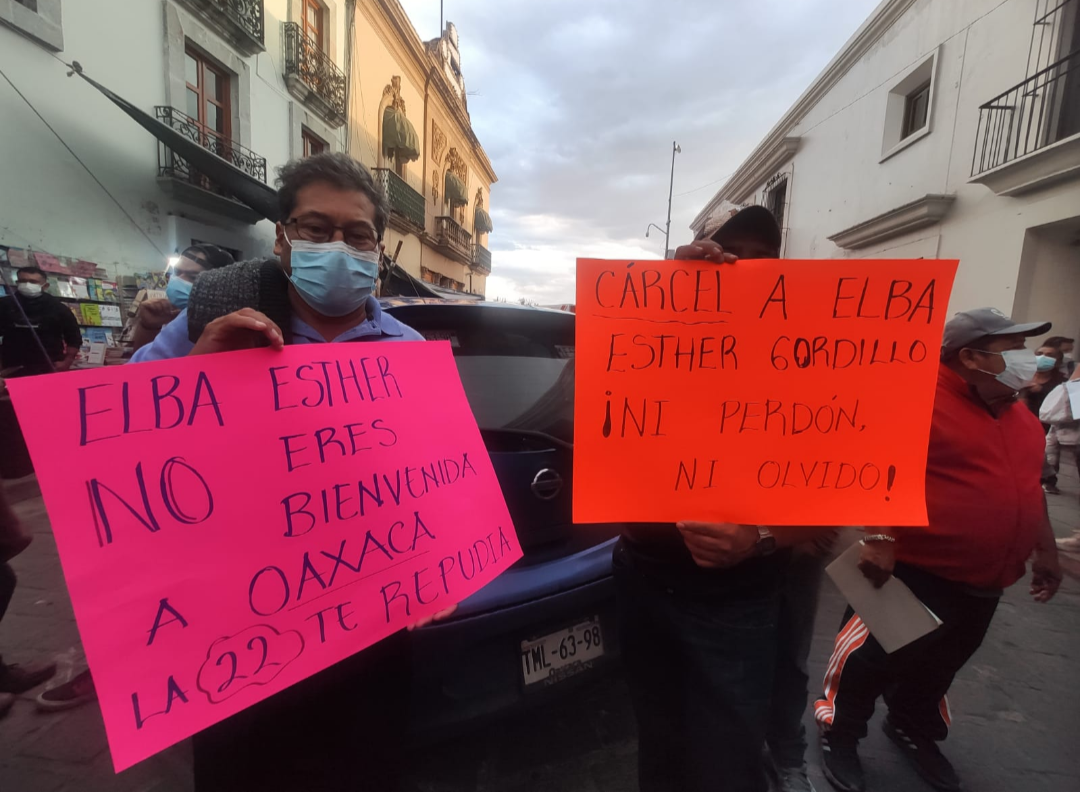 Inician protestas del magisterio contra Elba Esther por su boda en Oaxaca; exigen cárcel para exlideresa