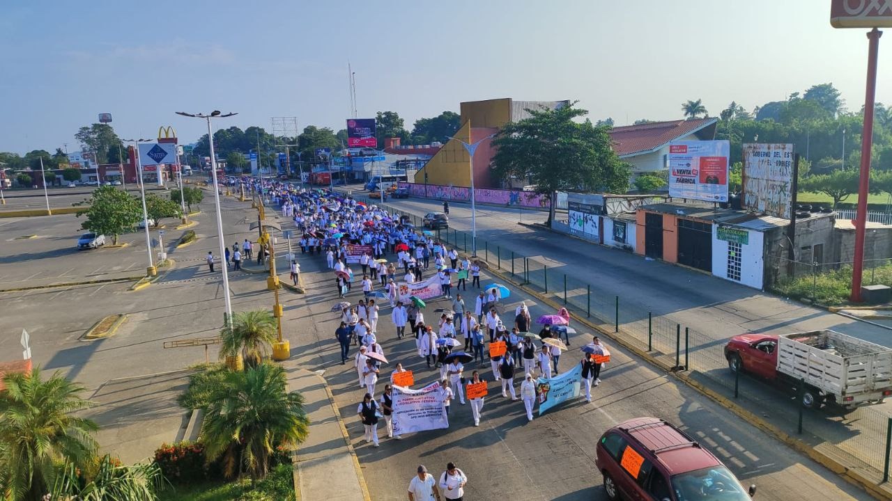 Marcha personal médico de 22 municipios de la Cuenca de Oaxaca por adeudos de IMSS-Bienestar