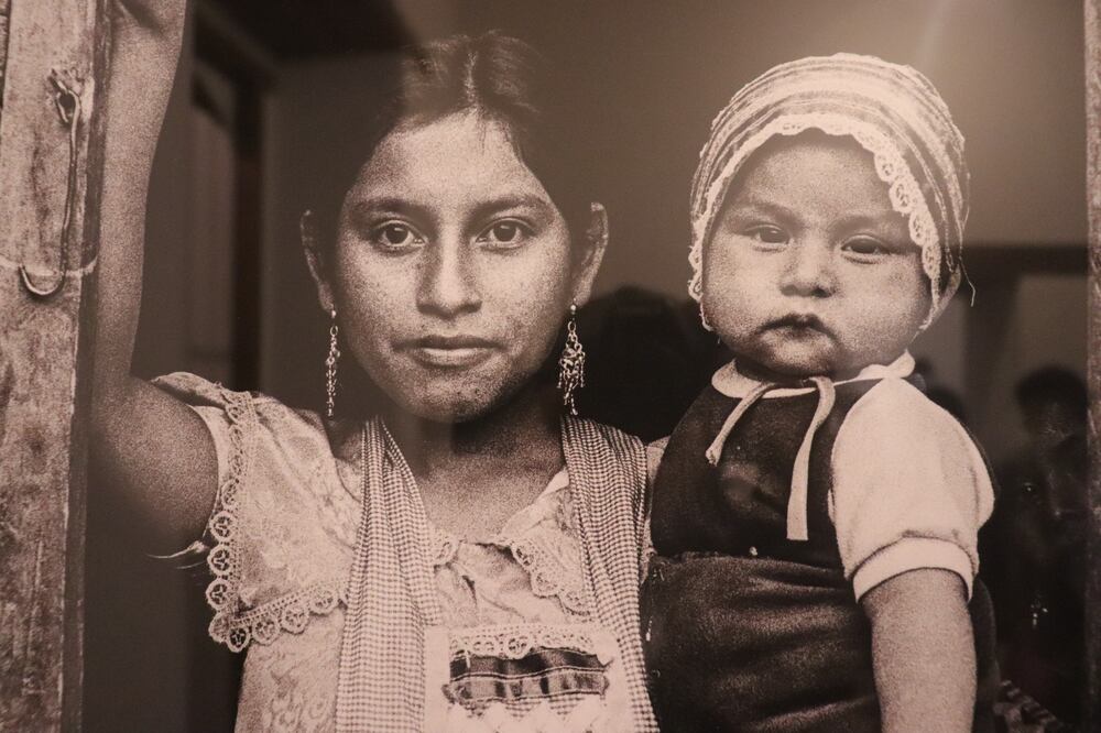 La fotógrafa que mostró al mundo el rostro de las mujeres zapatistas que tomaron las armas. Fotos: Antonio Mundaca