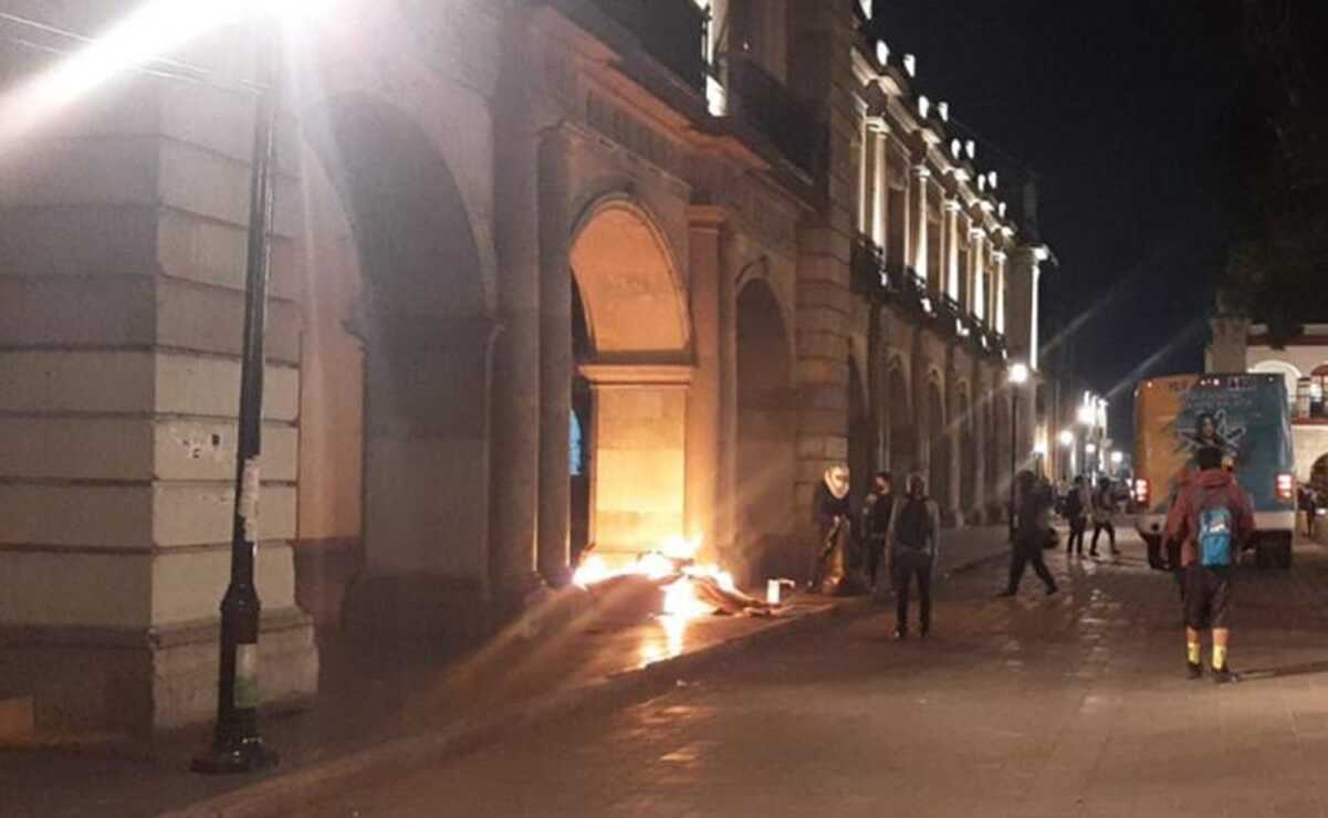 Policía de Oaxaca detiene a un normalista tras operativo en el Zócalo de la ciudad. Foto: Especial