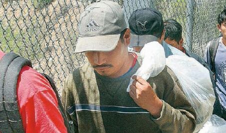 Fiscalía asegura a 21 migrantes en carretera 190 de los Valles Centrales de Oaxaca