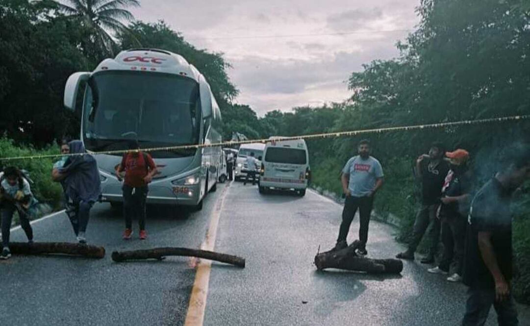 Pobladores chontales exigen entrega de recursos y ayuda para afectados por Agatha; cierran paso a Huatulco. Fotos: Especiales