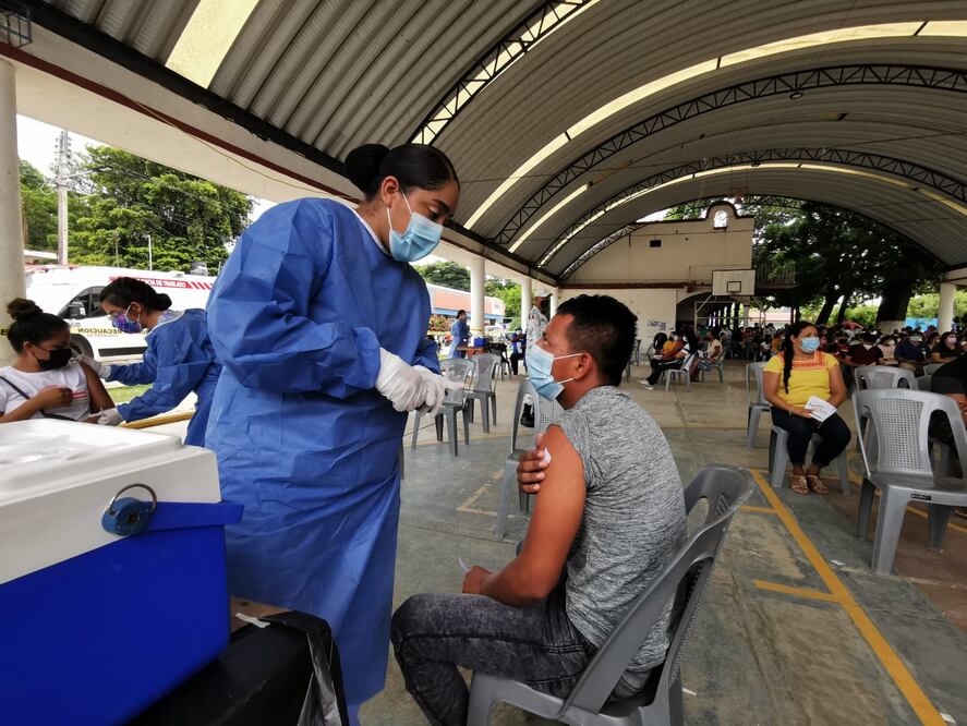 En Oaxaca, más 429 mil han recibido vacuna CanSino de una dosis; ahora esperan fecha de refuerzo