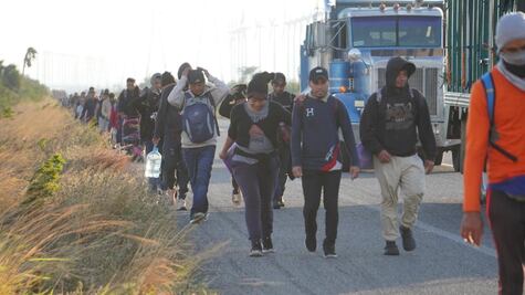 Acusan a AMLO y Jara de infiltrar militares para frenar caravana migrante en Oaxaca
