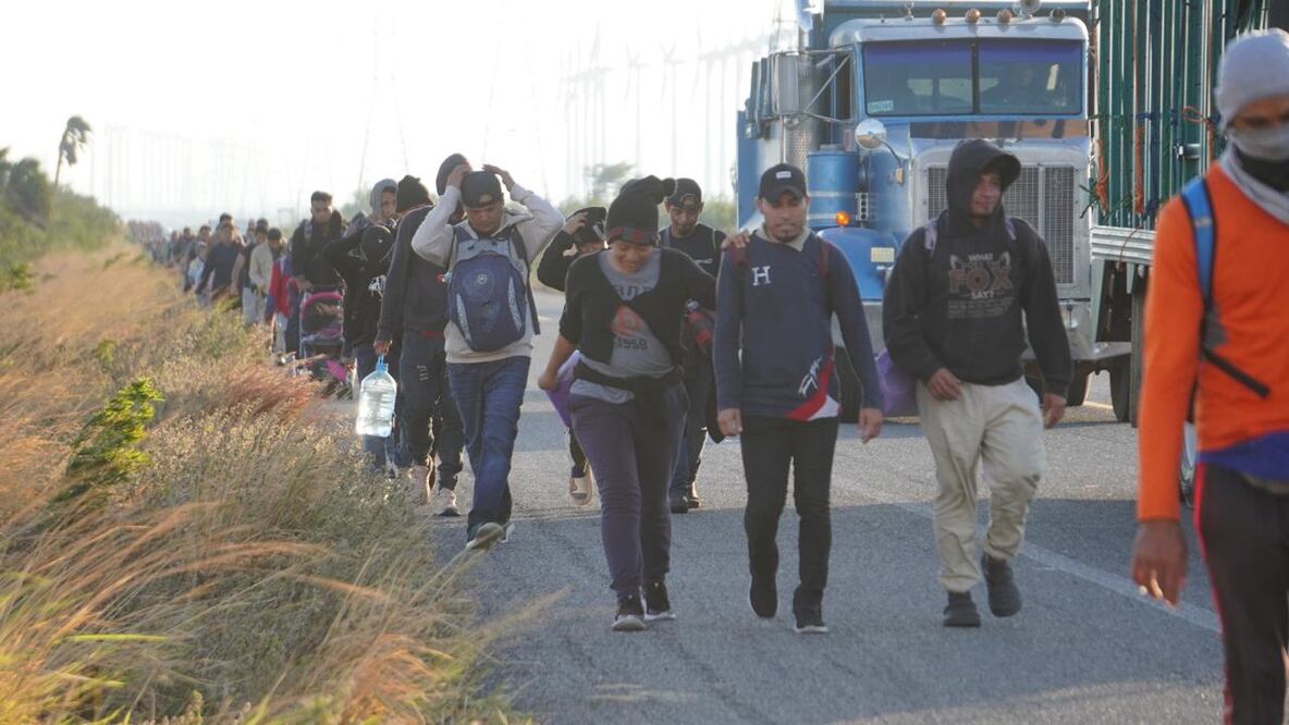 Acusan a AMLO y Jara de infiltrar militares para frenar caravana migrante en Oaxaca. Foto: Rusvel Rascado