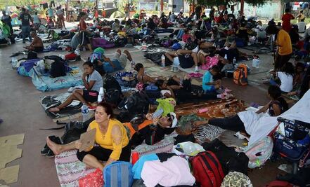 Se disuelve caravana migrante que avanzaba a Oaxaca; extranjeros se entregan al INM