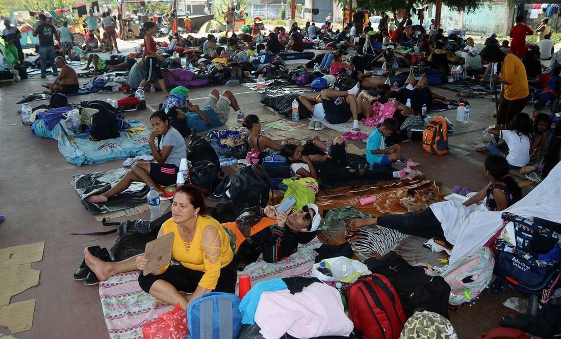 Se disuelve caravana migrante que avanzaba a Oaxaca; extranjeros se entregan al INM. Foto: Juan Manuel Blanco/EFE