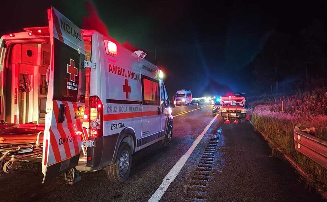 Accidente carretero deja dos fallecidos y más de 10 heridos en la Mixteca de Oaxaca. Foto: Especial