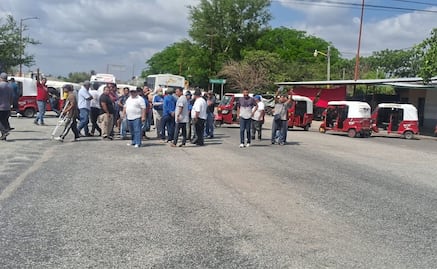 Mototaxistas y organizaciones bloquean la carretera Transístmica, en Oaxaca, para exigir la liberación de 17 unidades 